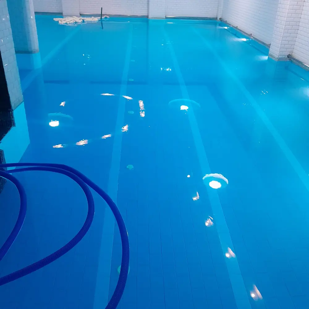 Piscine intérieure et équipement d'entretien