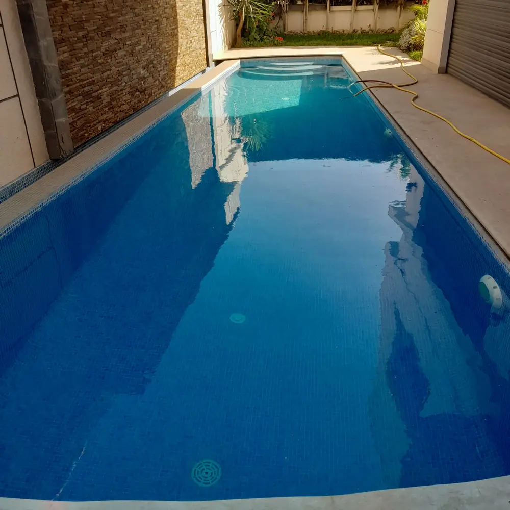 Piscine extérieure entretenue et prête à l'utilisation