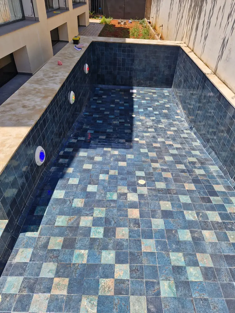 Bassin en mosaïque préparé pour sa remise en état